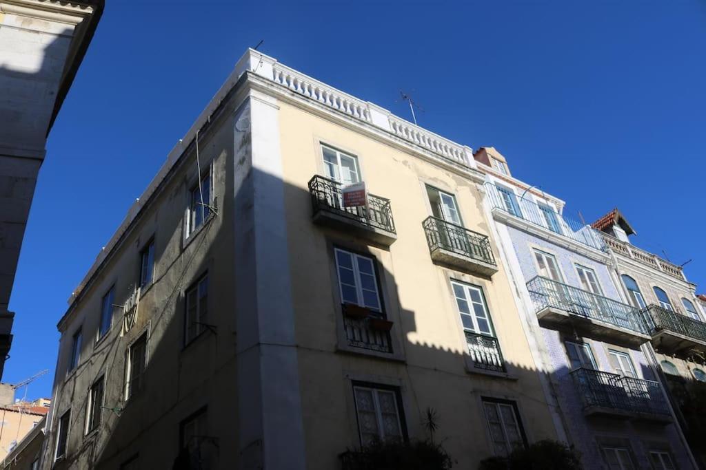 Historical Center, Large 2 Bedroom Apartment, Bright & Stylish Apartment Lisbon