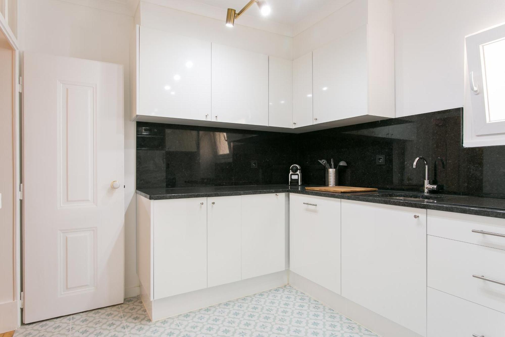 Historical Center, Large 2 Bedroom Apartment, Bright & Stylish Apartment Lisbon