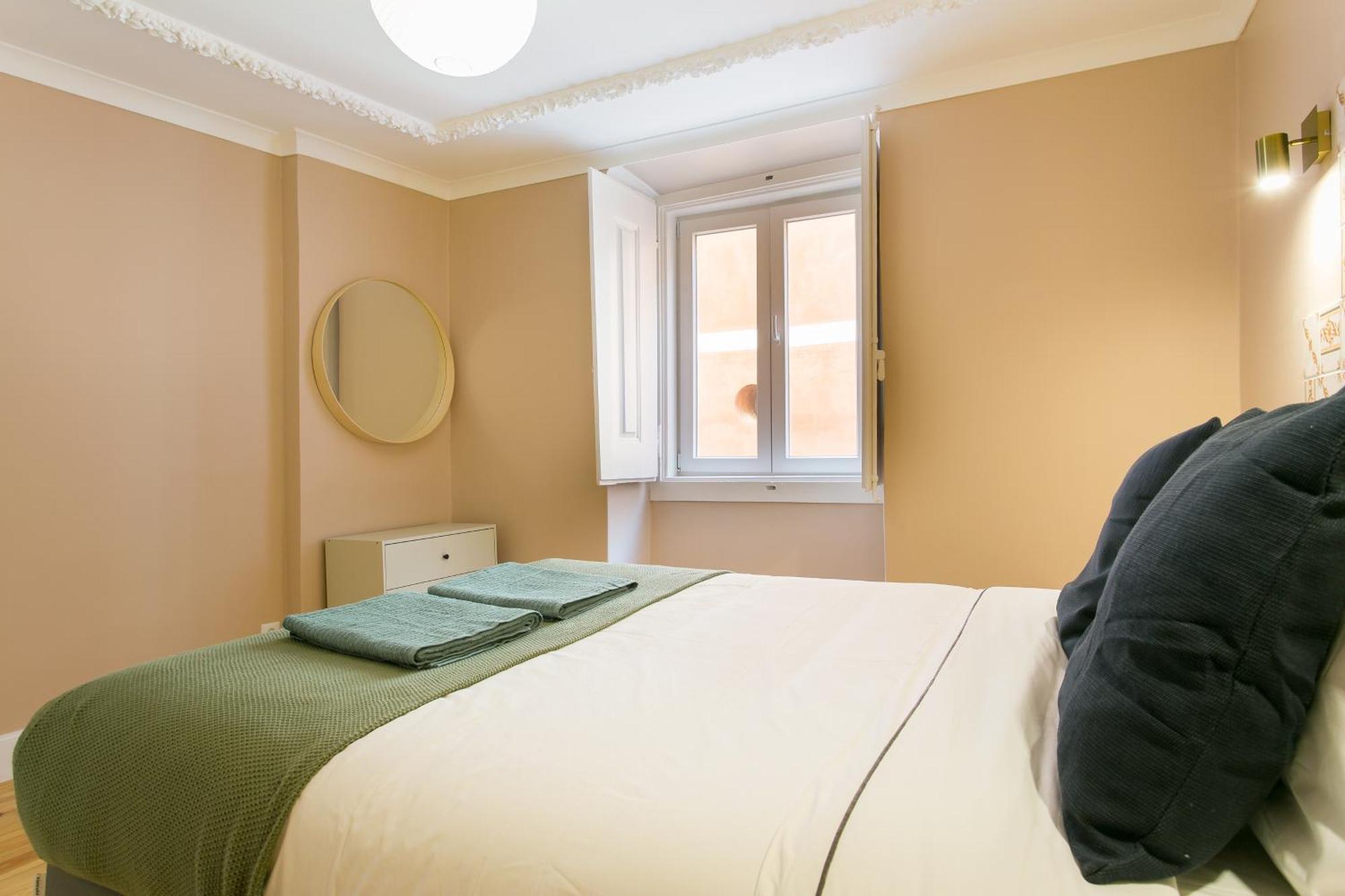 Apartment Historical Center, Large 2 Bedroom Apartment, Bright & Stylish Lisbon