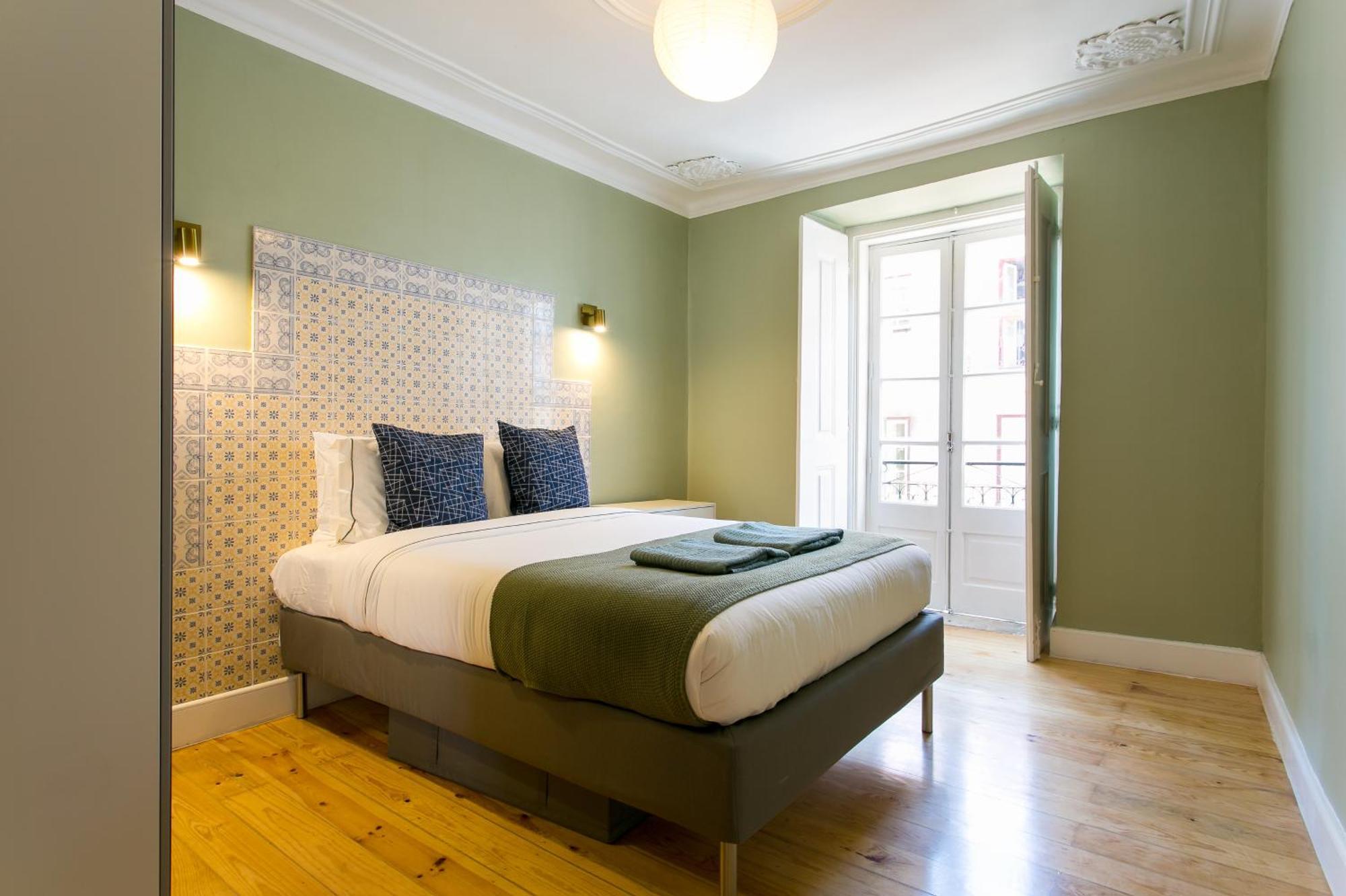 Historical Center, Large 2 Bedroom Apartment, Bright & Stylish * Lisbon