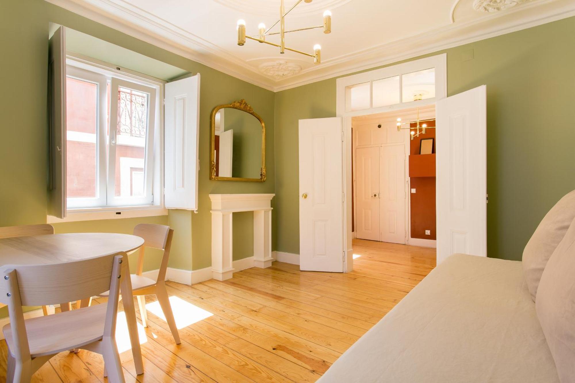 Historical Center, Large 2 Bedroom Apartment, Bright & Stylish Apartment
