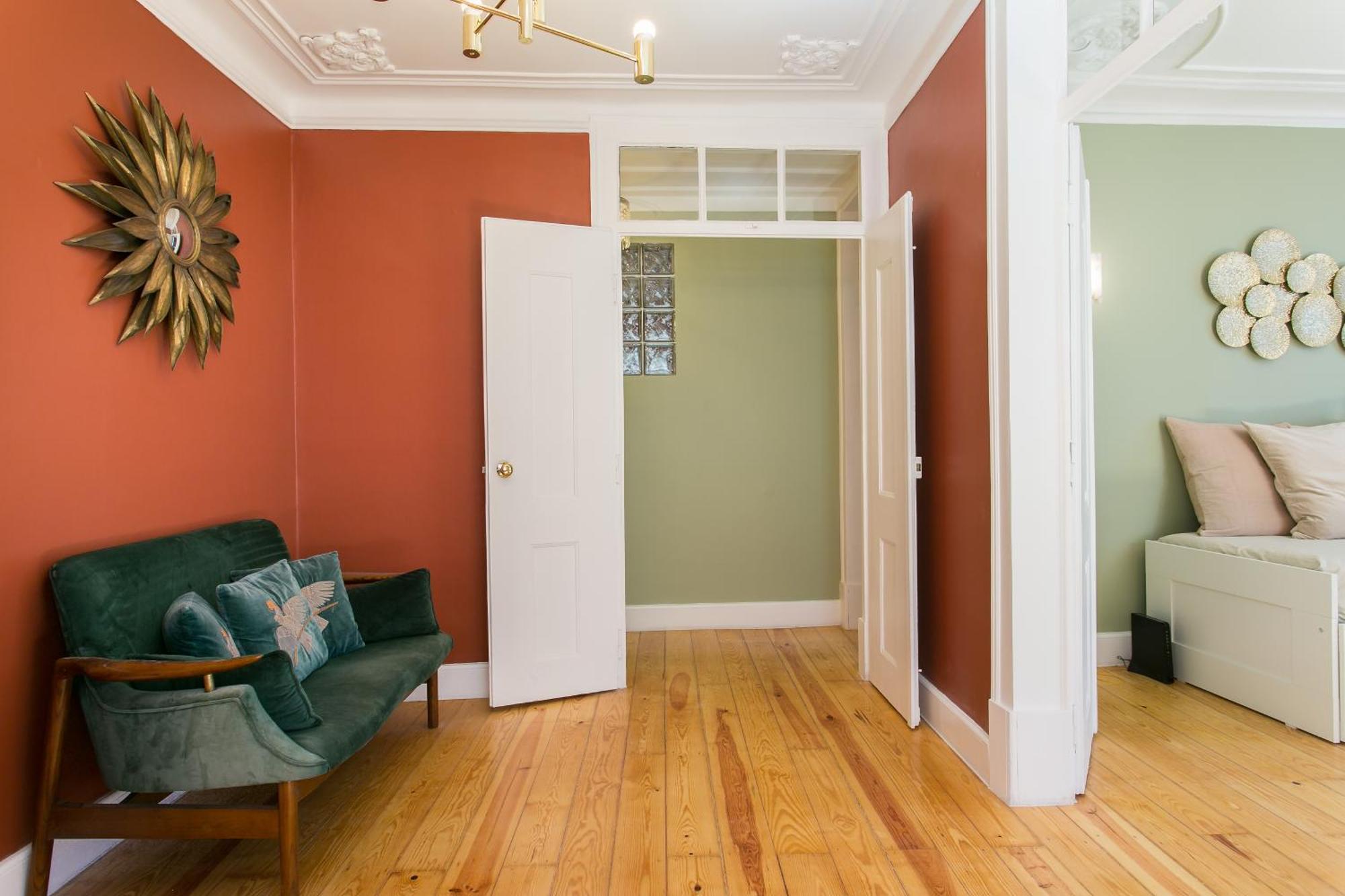 Historical Center, Large 2 Bedroom Apartment, Bright & Stylish Apartment Lisbon