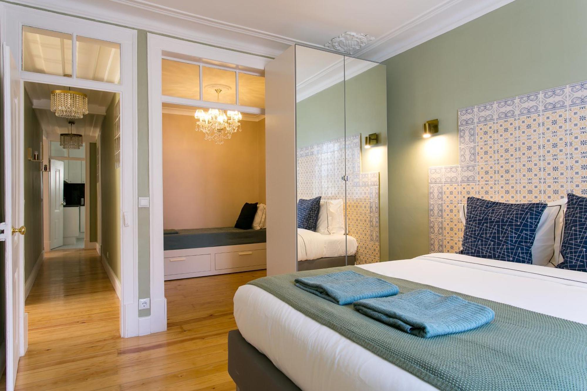 Historical Center, Large 2 Bedroom Apartment, Bright & Stylish Lisbon