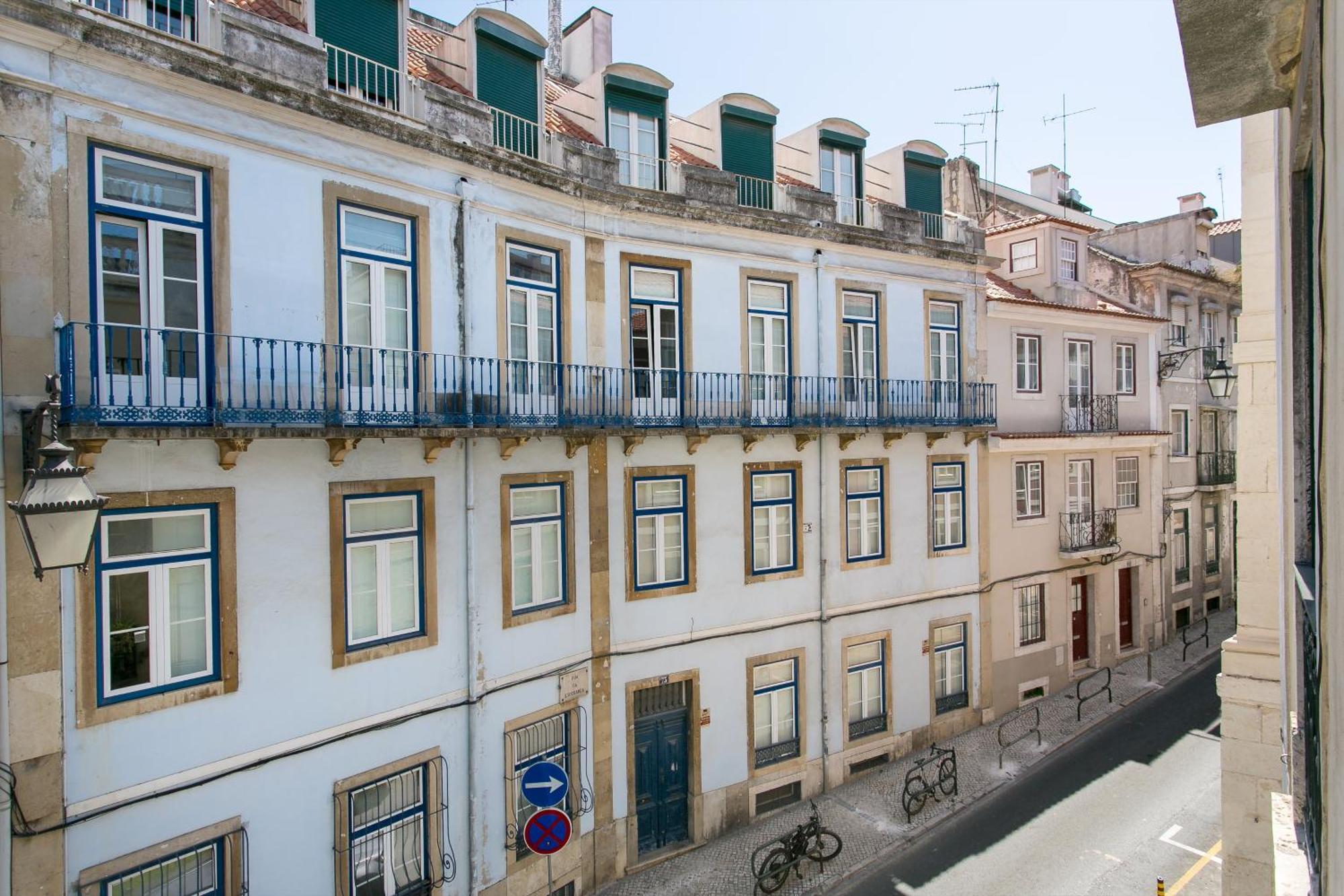 Historical Center, Large 2 Bedroom Apartment, Bright & Stylish * Lisbon