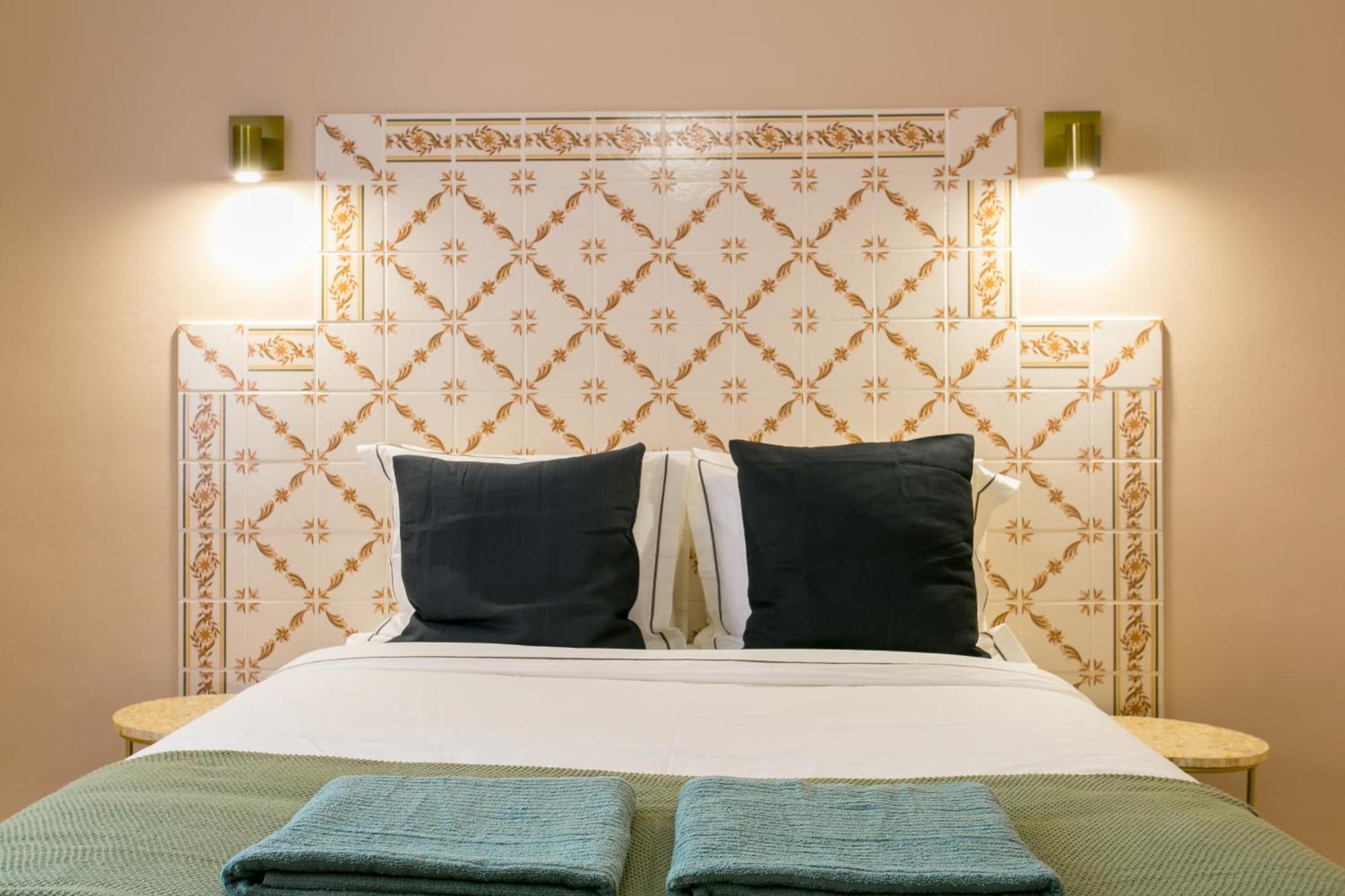 Historical Center, Large 2 Bedroom Apartment, Bright & Stylish Apartment Lisbon