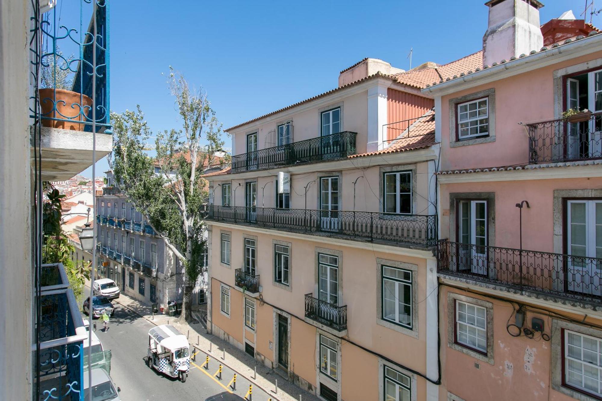 Historical Center, Large 2 Bedroom Apartment, Bright & Stylish Lisbon