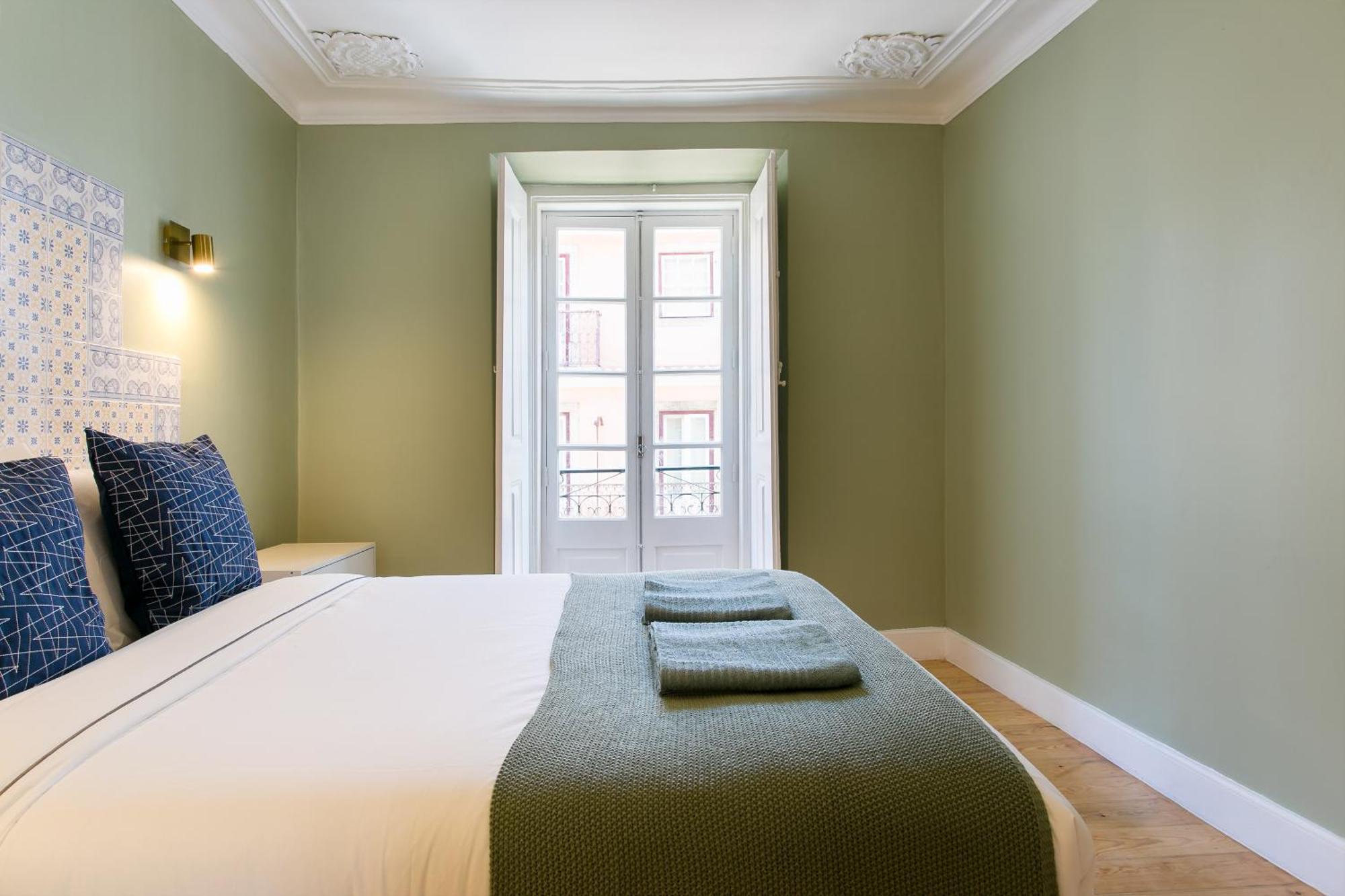Historical Center, Large 2 Bedroom Apartment, Bright & Stylish Lisbon